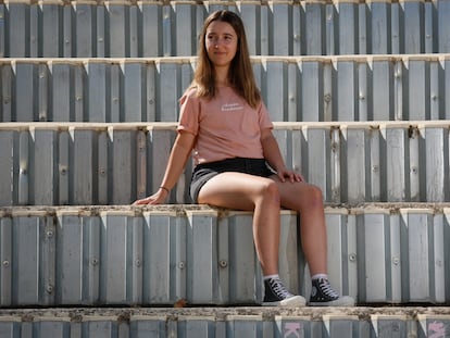 Claudia Perucha, una joven de 22 años con discapacidad motora, en Alcalá de Henares (Madrid).