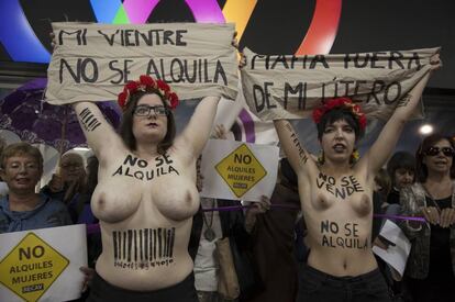 Manifestación con motivo de unas jornadas sobre gestación subrogada.