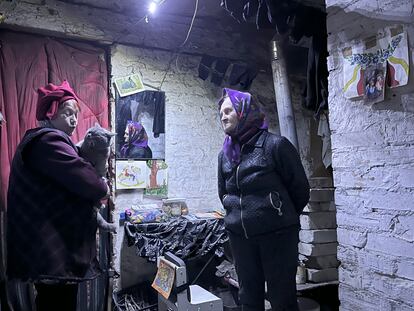 Valia y Lubov en el refugio del sótano de su edificio, donde viven, en Siversk.