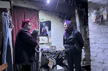 Valia y Lubov en el refugio del sótano de su edificio, donde viven, en Siversk.