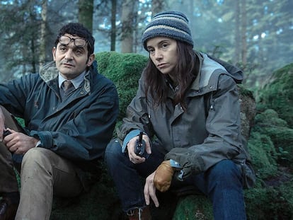 Los actores Franck Siriani  y Laurène Weiss en un fotograma de 'Zona Blanca' en una imagen de Netflix.