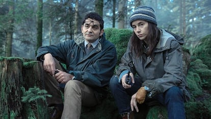 Los actores Franck Siriani y Laurène Weiss en un fotograma de 'Zona Blanca' en una imagen de Netflix.