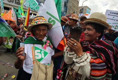 Simpatizantes de Evo Morales participan hoy en el cierre de campaña.