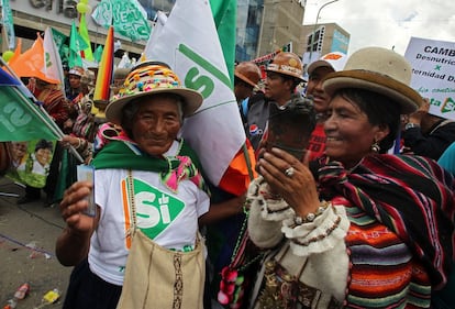 Morales supporters take part in the closing of the referendum campaign.