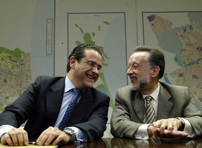 El concejal de urbanismo del Ayuntamiento de Valencia, Jorge Bellver y el concejal de Grandes Proyectos del mismo, Alfonso Grau, en una imagen de 2007.
