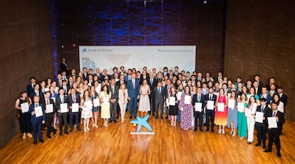 Los Reyes presidieron la ceremonia de entrega de las becas de posgrado en el extranjero de la Fundación La Caixa, otorgadas a los 100 universitarios seleccionados en la convocatoria de 2022. “No hay mejor manera de comprometerse con los jóvenes que ofreciéndoles mayores oportunidades a través del refuerzo de sus capacidades y conocimiento, así como incentivando su propio esfuerzo”, subrayó Felipe VI, mientras felicitaba a los becados por su tesón, esfuerzo e inquietudes.