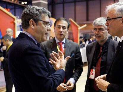 El ministro Álvaro Nadal conversa con el director general de Turismo de la Generalitat, Octavi Bono, en Fitur.