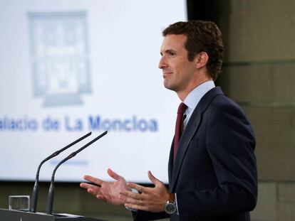 El líder del PP, Pablo Casado, durante su comparecencia tras ser recibido por el presidente del Gobierno en funciones, Pedro Sánchez.