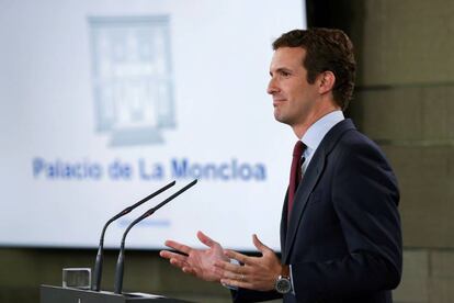 El líder del PP, Pablo Casado, durante su comparecencia tras ser recibido por el presidente del Gobierno en funciones, Pedro Sánchez.