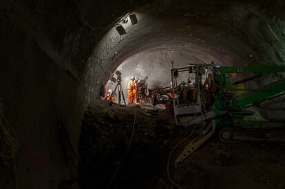 Tras las vallas metálicas se abre un enorme agujero desde el que se accede a la obra subterránea.