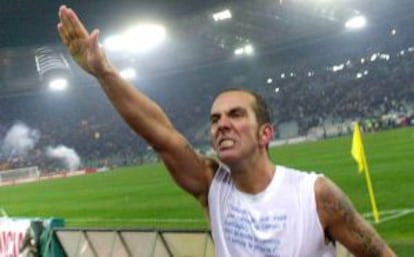 Di Canio celebra la victoria del Lazio ante el Roma, en 2005, con un saludo fascista.