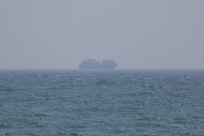Un barco portacontenedores navegando por el estrecho de Ormuz, visto desde Ras Al Khaimah (Emiratos Árabes), este lunes.
