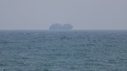 Un barco portacontenedores navegando por el estrecho de Ormuz, visto desde Ras Al Khaimah (Emiratos Árabes), este lunes.