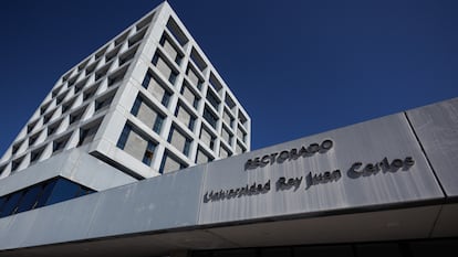 La fachada de la Universidad Rey Juan Carlos (URJC), en el campus de Móstoles (Madrid), el 4 de julio de 2023.