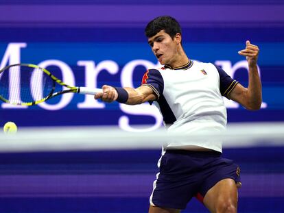 Carlos Alcaraz golpea la pelota durante el partido contra Auger-Aliassime en la Arthur Ashe.