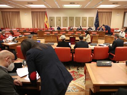 Vista general de la Mesa con los asistentes a la Comisión de Presupuestos en el Congreso de los Diputados, en Madrid, (España), el pasado 24 de noviembre.