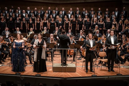 El Orfeó Català, los Berliner Philharmoniker, los solistas Louise Alder, Wiebke Lehmkuhl, Linard Vrielink y Krešimir Stražanac, todos dirigidos por Kirill Petrenko, durante la interpretación de la 'Misa de la Coronación' de Mozart el pasado jueves en la Philharmonie de Berlín. Esta misma obra cerrará el concierto de esta tarde en el templo de la Sagrada Familia de Barcelona.