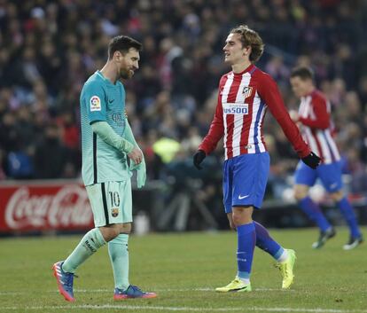 Messi y Griezman se cruzan en un momento del partido.