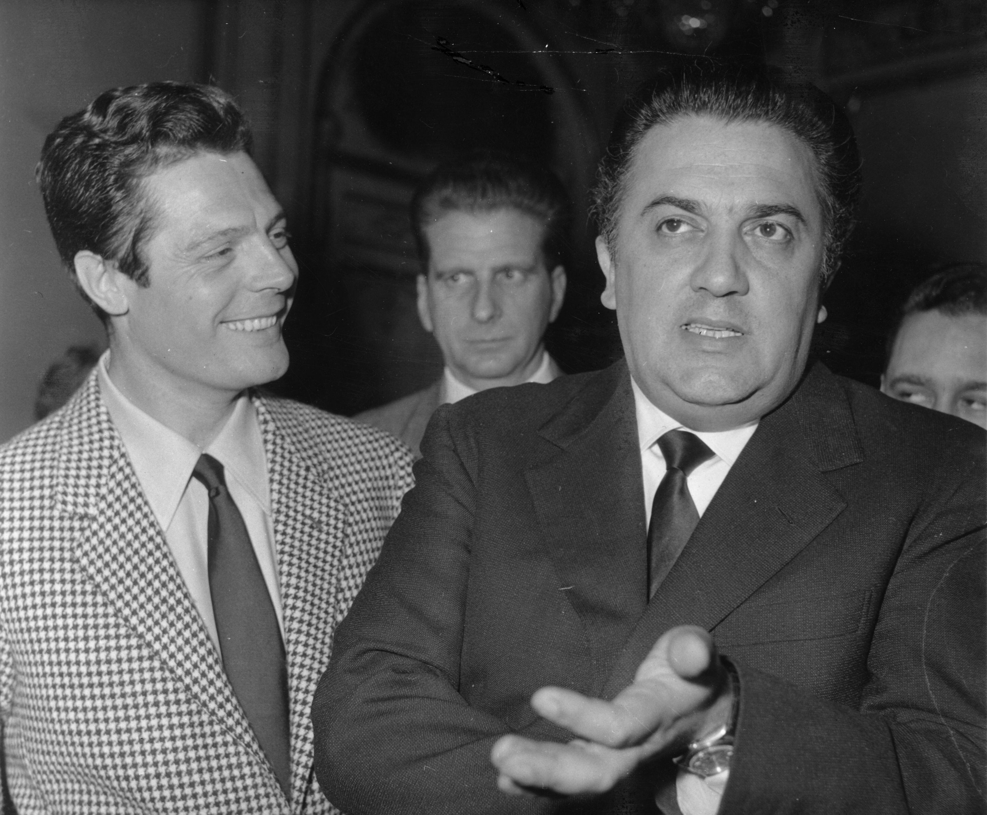 Federico Fellini con Marcello Mastroianni, en una rueda de prensa para promocionar 'La dolce vita'.