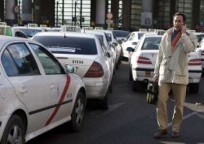 Taxis en la estaci&oacute;n de Atocha en Madrid.