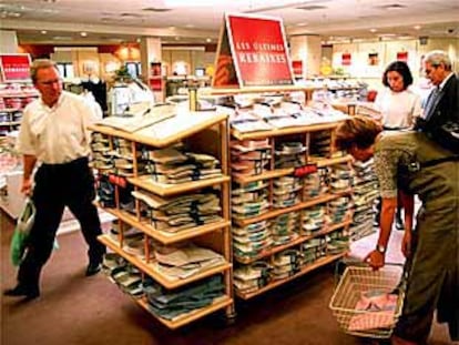 Un grupo de clientes comprando ropa, ayer, en los almacenes Marks & Spencer de Barcelona.