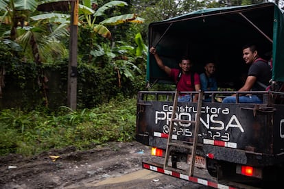 Varios trabajadores nicaragüenses se desplazan en la parte trasera de camiones de construcción hasta las obras en las que trabajan.