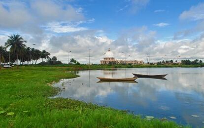Vista del lago Yamusukro y, al fondo, la basílica de Nuestra Señora de la Paz, en Costa de Marfil.
