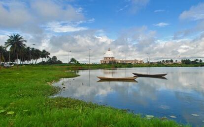 Vista del lago Yamusukro y, al fondo, la bas&iacute;lica de Nuestra Se&ntilde;ora de la Paz, en Costa de Marfil. 