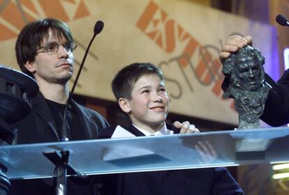 <b>2001. </b>Juan José Ballesta gana el Goya a mejor actor revelación con 13 años con 'El Bola' (en la imagen, junto a Achero Mañas, director de la película). Por cierto, Ballesta fotografió toda la ceremonia con una pequeña cámara digital.