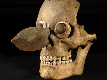 Uma máscara feita com um crânio humano, achada no Templo Maior.