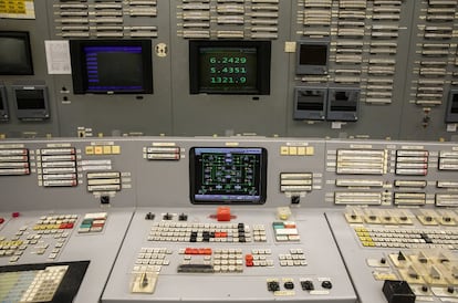 Parte del panel de control de la central nuclear de Ignalina, en Lituania, donde los mandos están escritos en ruso. La planta fue construida en los ochenta, cuando Lituania formaba parte aún de la URSS.