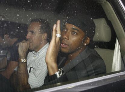 Robinho, el pasado lunes, abandona el Bernabéu acompañado por dos amigos.