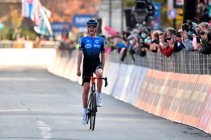 El australiano Ben O' Connor celebra el triunfo de etapa.