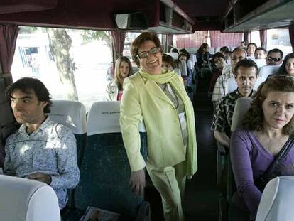 Paquita Muñoz, en uno de los autobuses que cada día llena de público para algún programa.