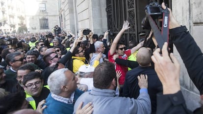 los taxistas de Barcelona protestan ante el Ayuntamiento