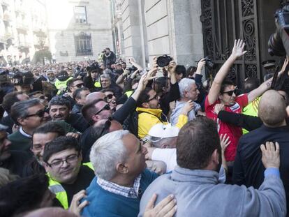 los taxistas de Barcelona protestan ante el Ayuntamiento