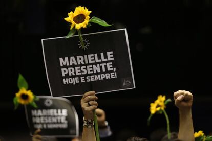 Deputados do PSOL, partido de Marielle, levaram cartazes e flores em homenagem à vereadora carioca na Câmara dos Deputados, em Brasília.