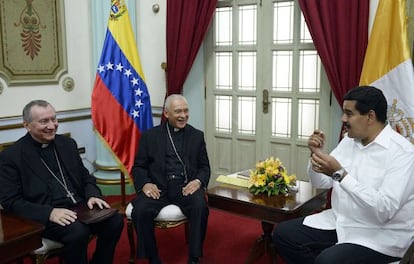 Nicolás Maduro reunido con Pietro Parolin, representante del Vaticano en Venezuela, y Diego Padrón, presidente de la Conferencia Episcopal.