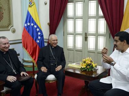Nicolás Maduro reunido con Pietro Parolin, representante del Vaticano en Venezuela, y Diego Padrón, presidente de la Conferencia Episcopal.