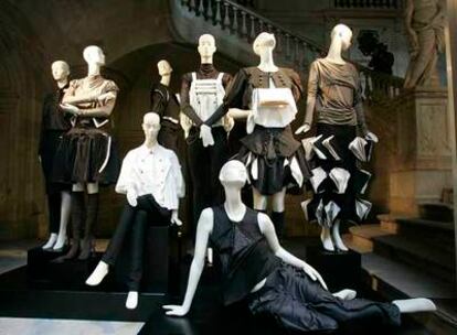 Los maniquíes vestidos por Txell Miras, única española finalista del premio Botón de Mango.