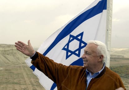 3 de janeiro de 2001. O líder do Likud, Ariel Sharon, candidato a primeiro-ministro de Israel, durante uma visita às posições israelenses em Tovlan, no vale do Jordão (Cisjordânia).