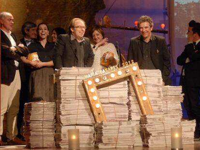 Xesús Ron (izquierda) y Miguel de Lira reciben uno de los premios a 'Citizen Total'