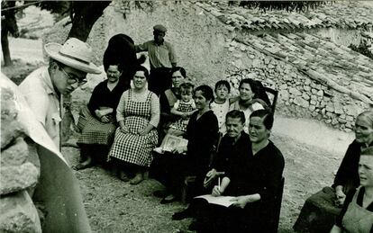 Un grupo de sutistas con el mono de trabajo en la planta de Ensidesa en Avilés (Asturias), en 1966.
