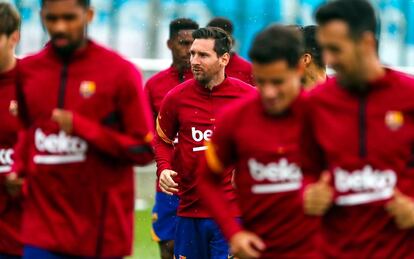 Leo Messi, en el centro de la imagen, en un entrenamiento con el Barcelona.