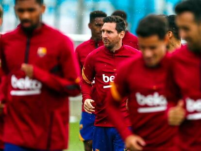 Leo Messi, en el centro de la imagen, en un entrenamiento con el Barcelona.