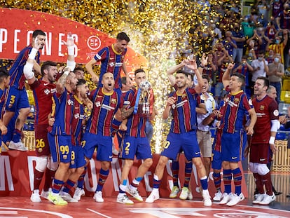 Los jugadores del Barcelona de fútbol sala levantan el trofeo de campeones de Liga en junio de 2021.