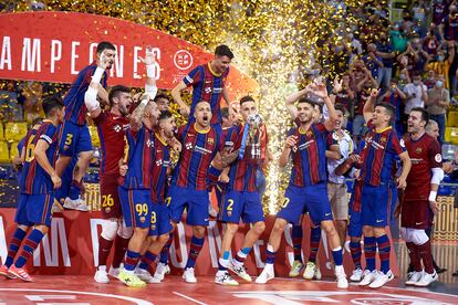 Los jugadores del Barcelona de fútbol sala levantan el trofeo de campeones de Liga en junio de 2021.