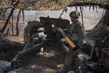 Miembros de la Guardia Nacional Ucrania, en una posición cerca de la ciudad de Pokrovsk, en el este de Ucrania, el lunes.