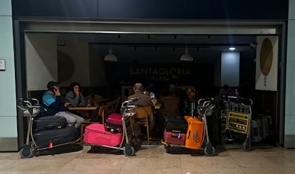 Passengers at Terminal 2 of Barajas Airport during the blackout.