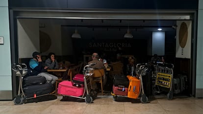 Passengers at Terminal 2 of Barajas Airport during the blackout.
